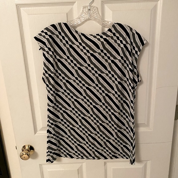 Beautiful Work Blouse w/ Gold Accent - Picture 2 of 4